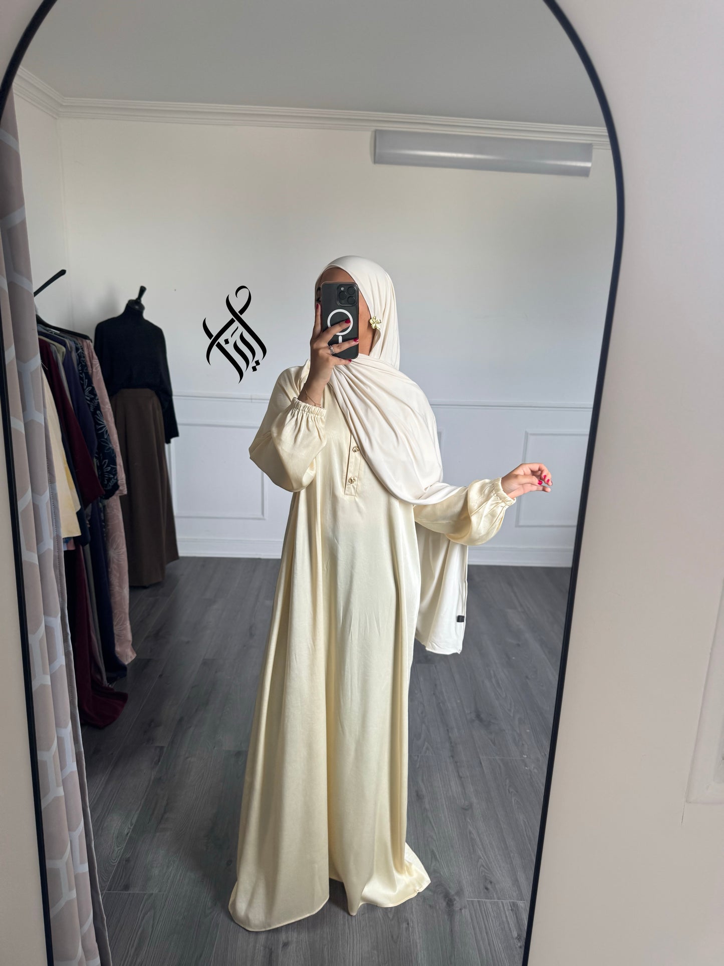 Robe satinée jaune