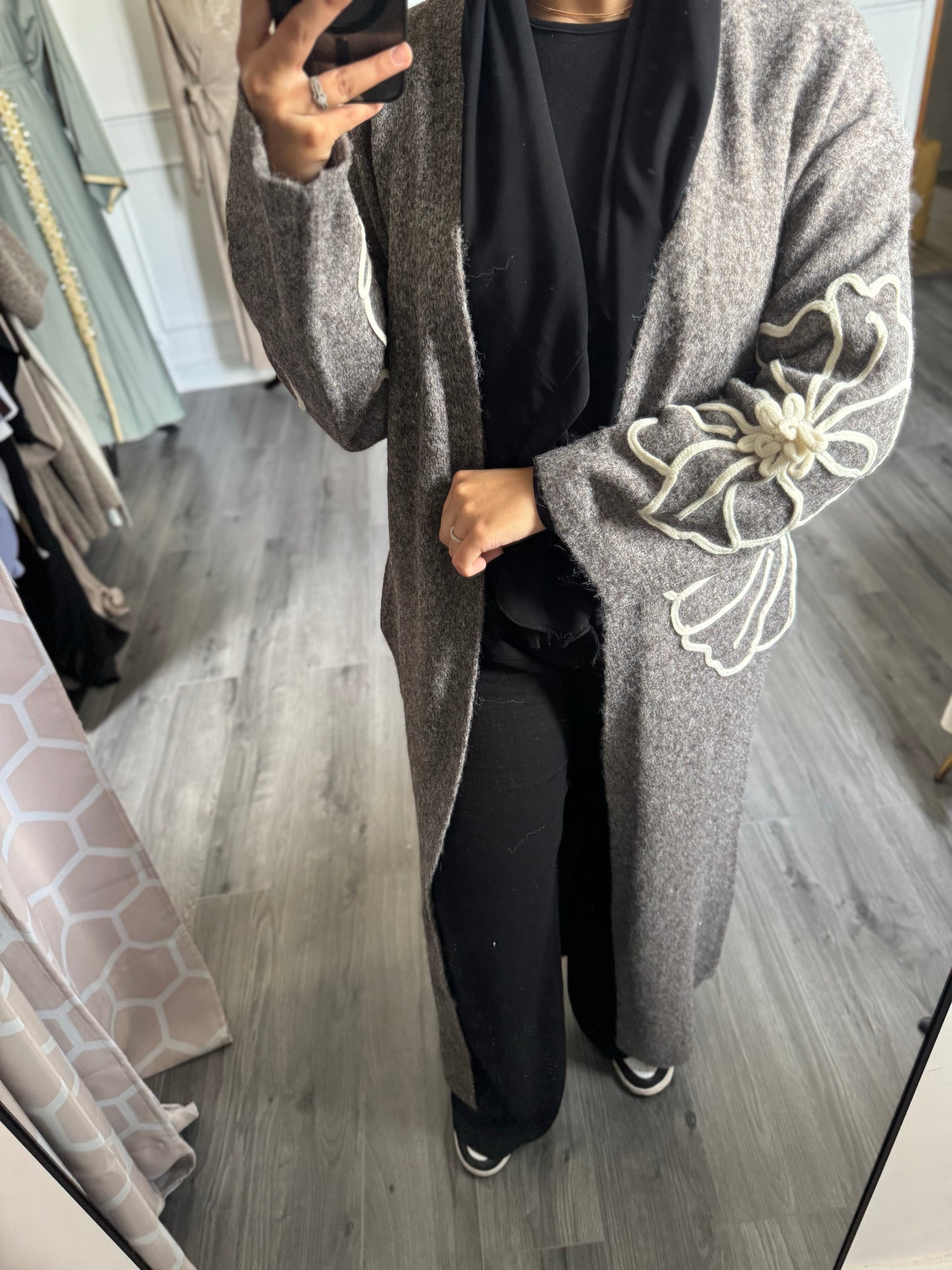 (taupe grisé) Gilet doux fleurie
