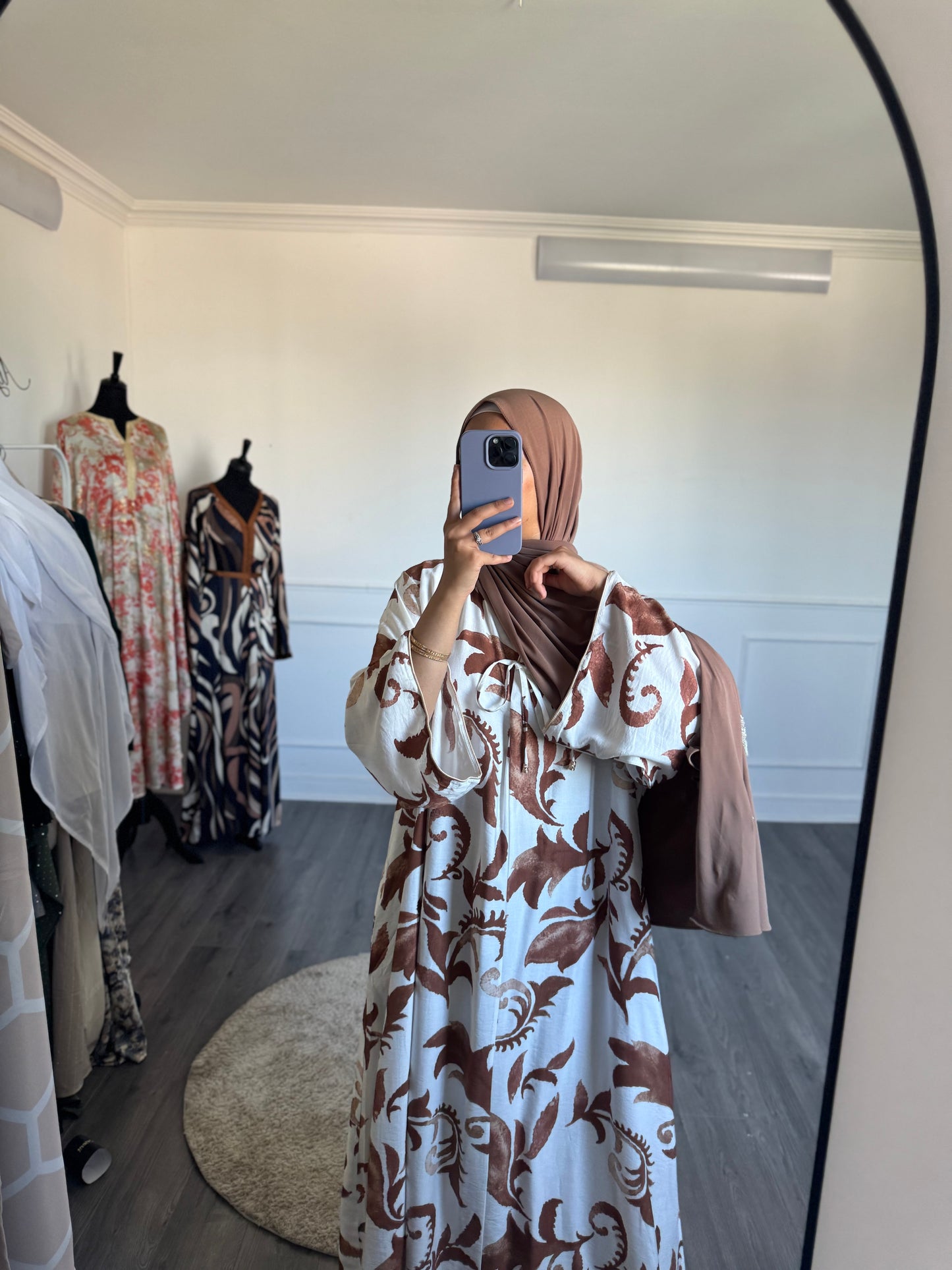 Robe marron sans le fil devant