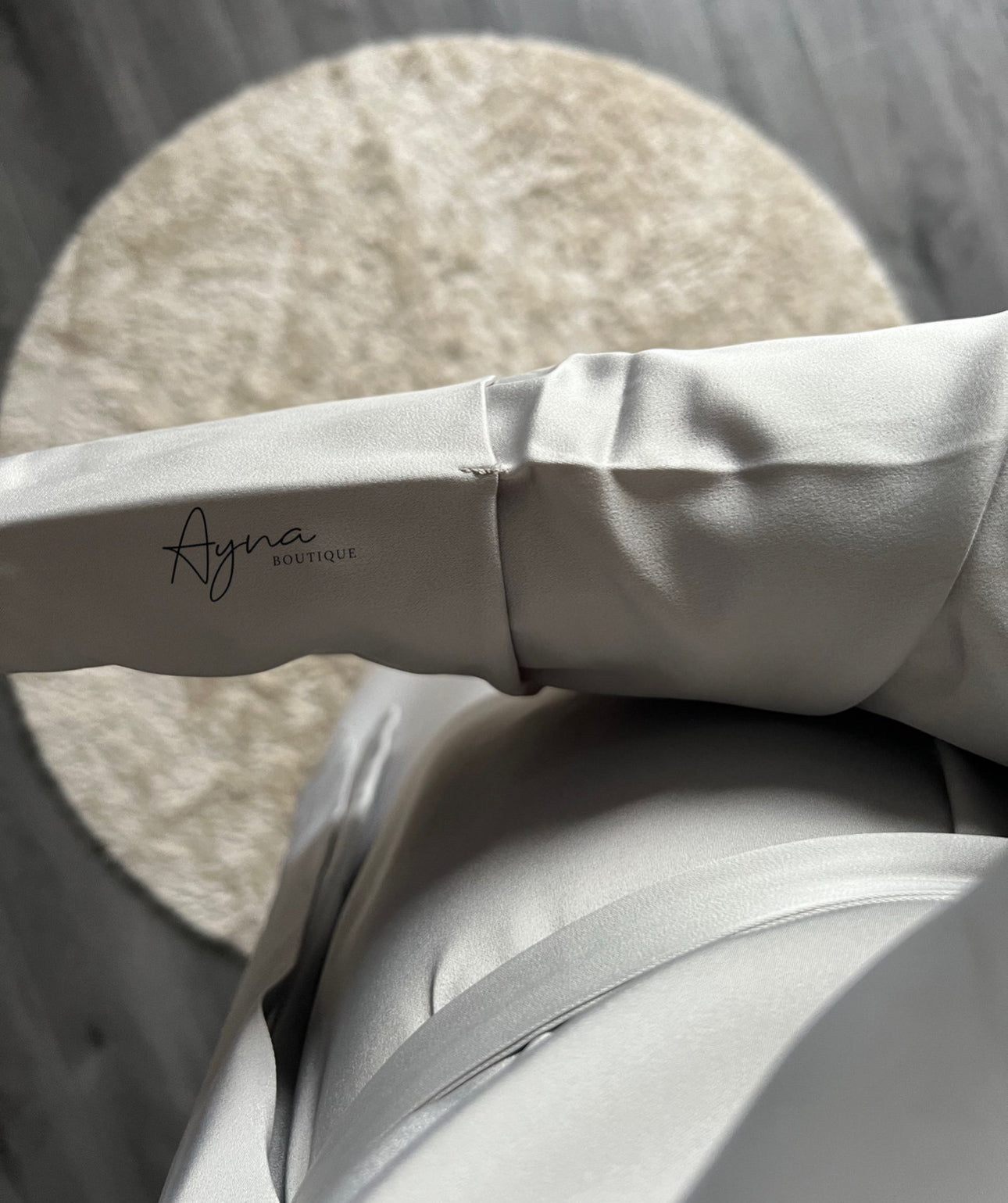 Robe satinée grise