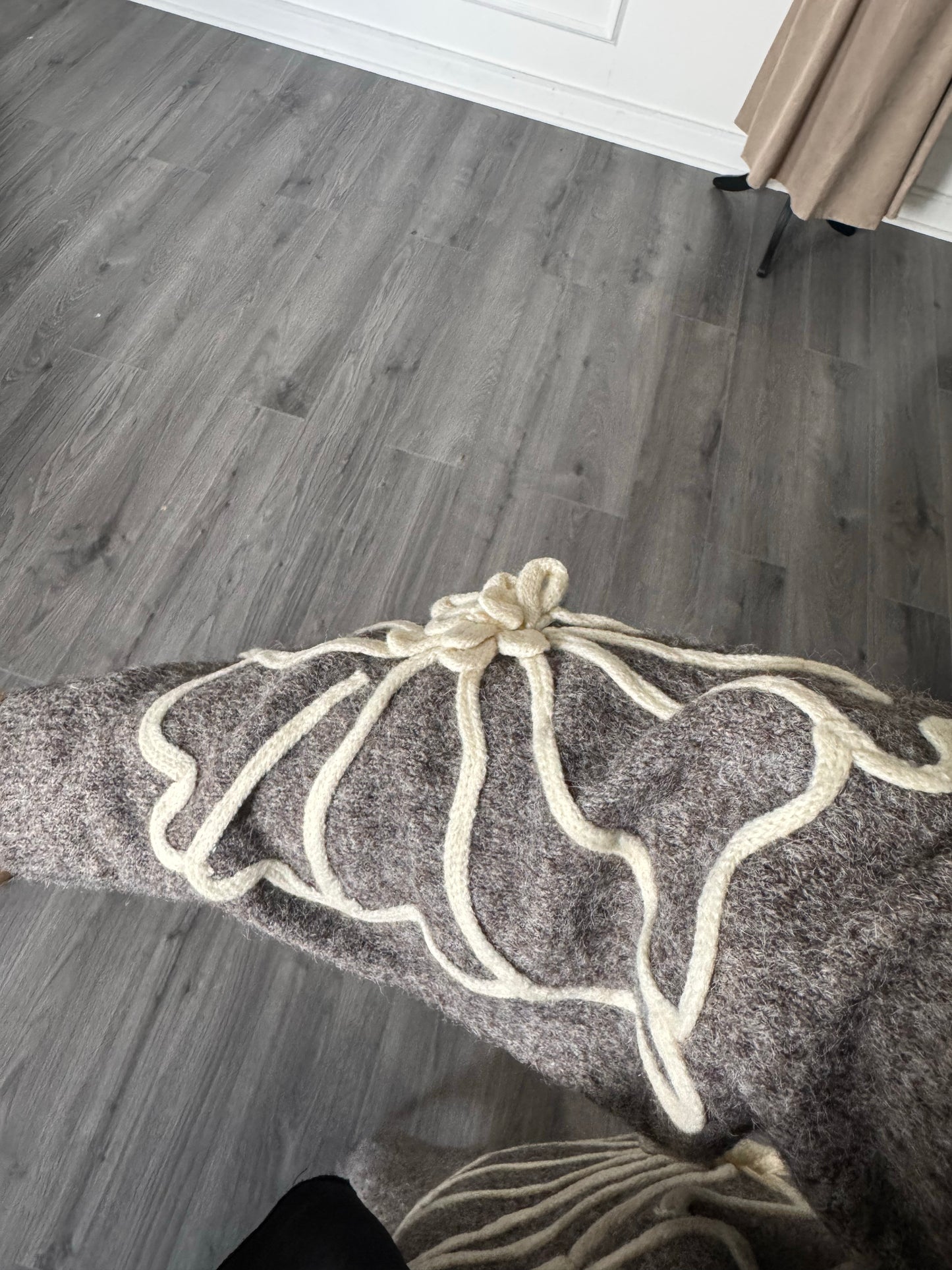 (taupe grisé) Gilet doux fleurie
