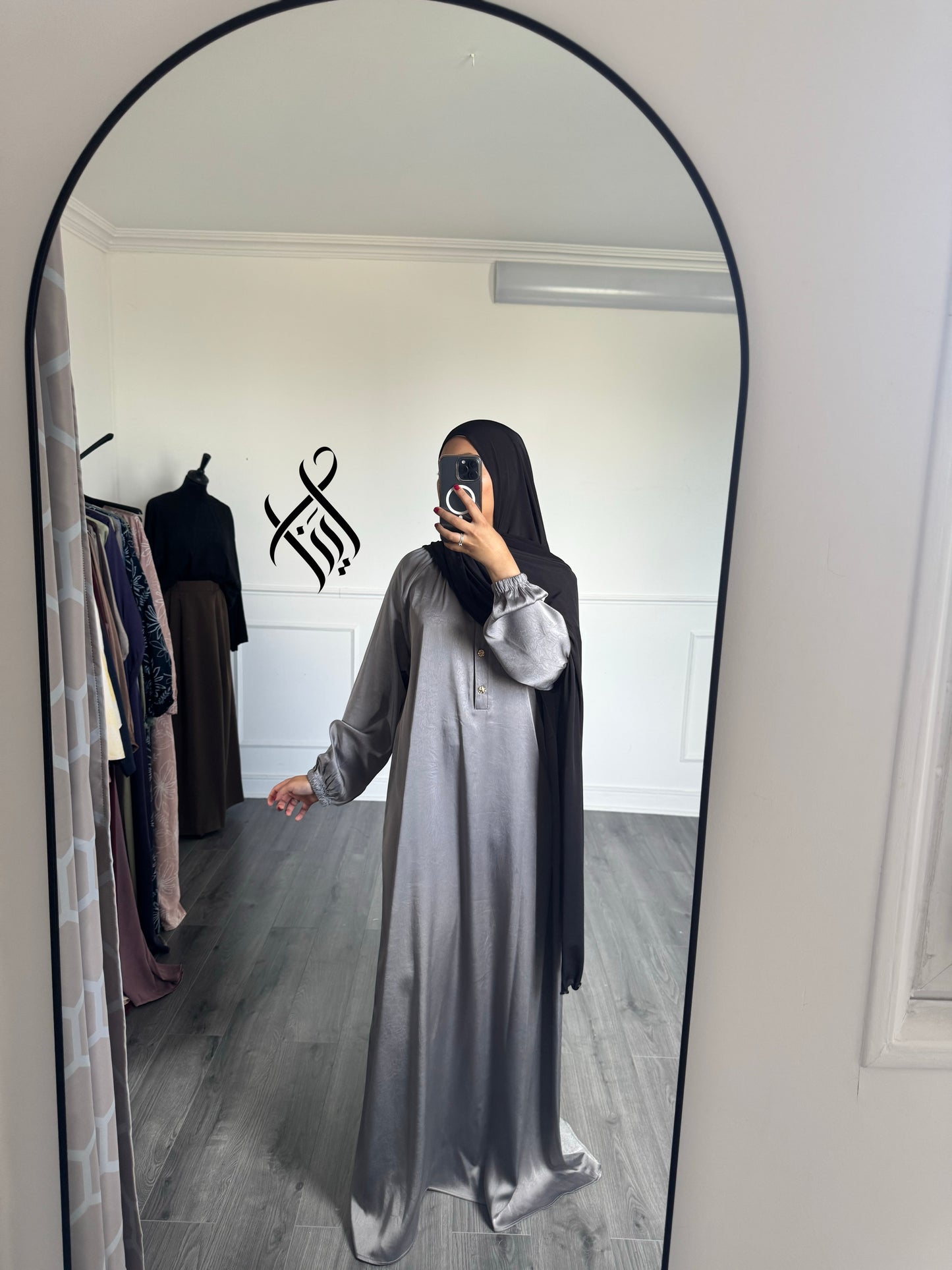 Robe satinée grise