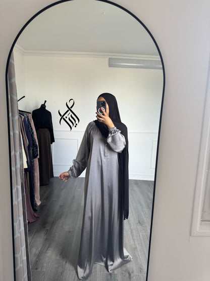 Robe satinée grise
