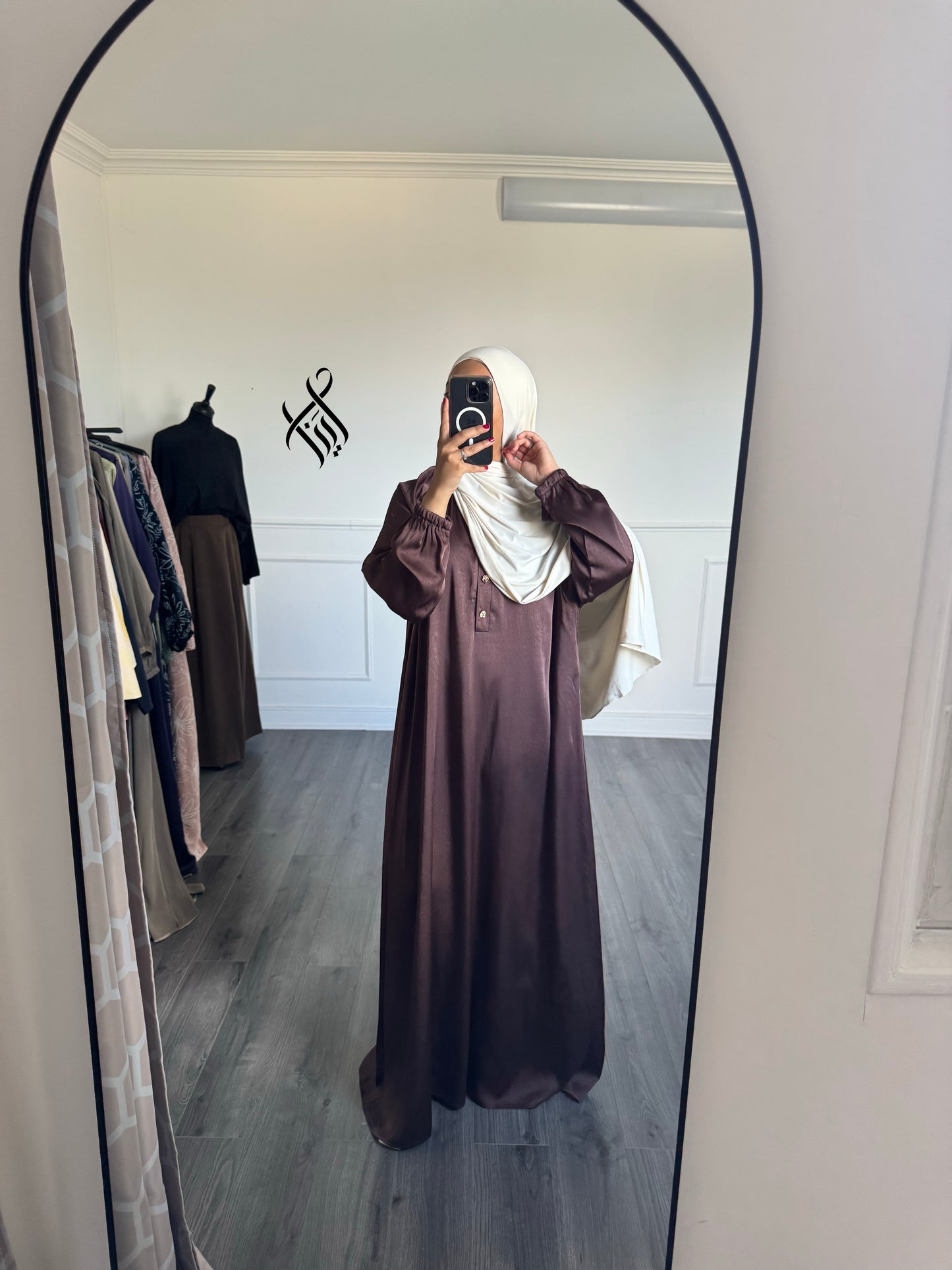Robe satinée marron