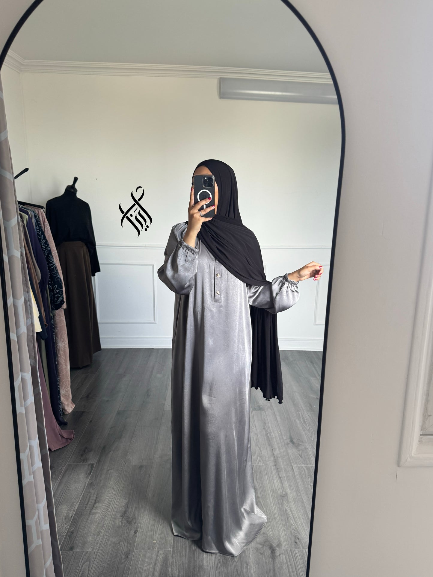 Robe satinée grise
