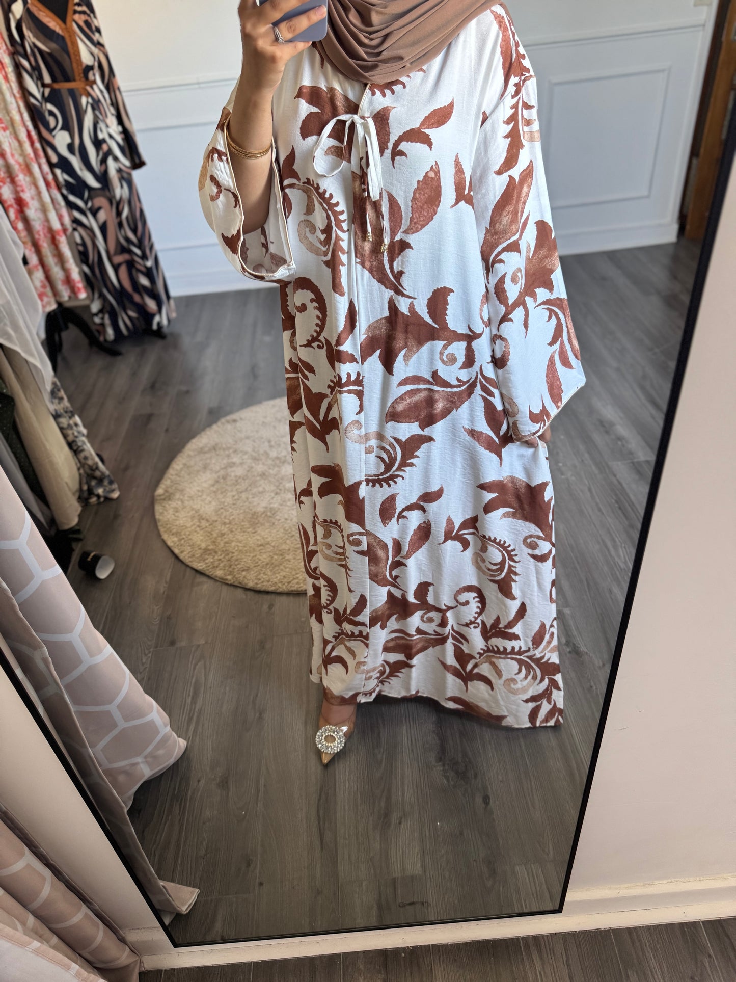 Robe marron sans le fil devant