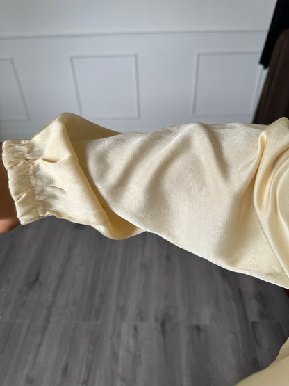 Robe satinée jaune