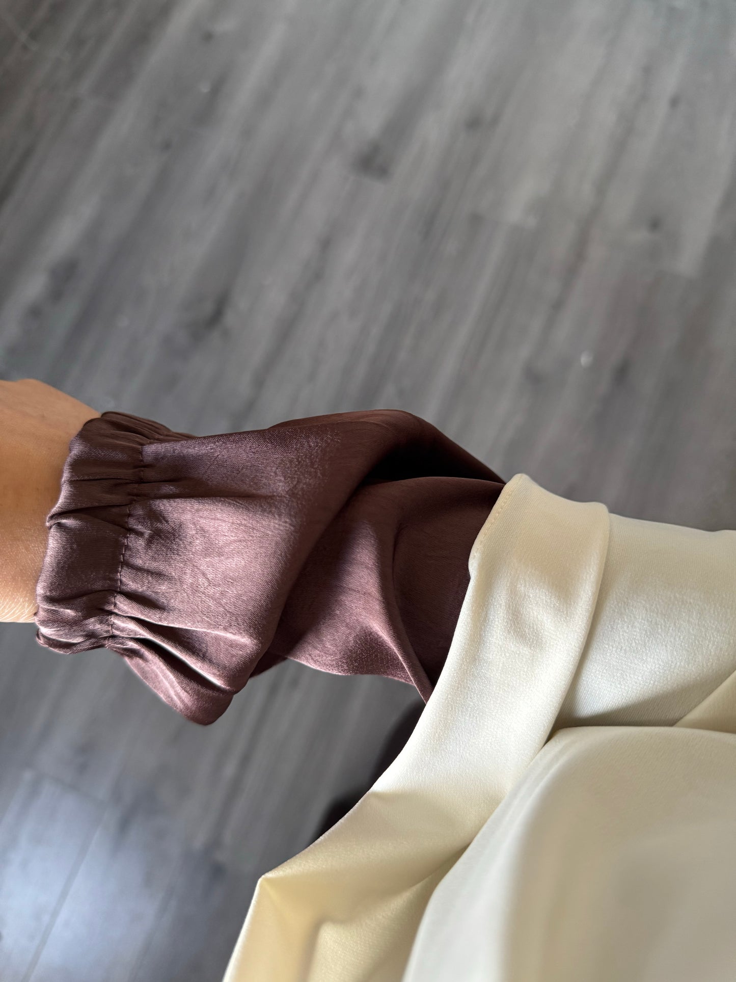 Robe satinée marron