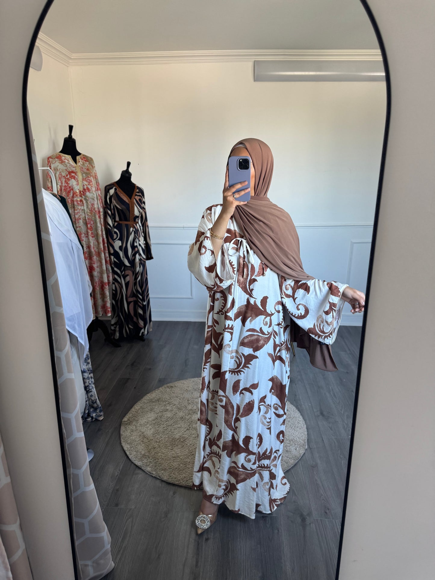 Robe marron sans le fil devant
